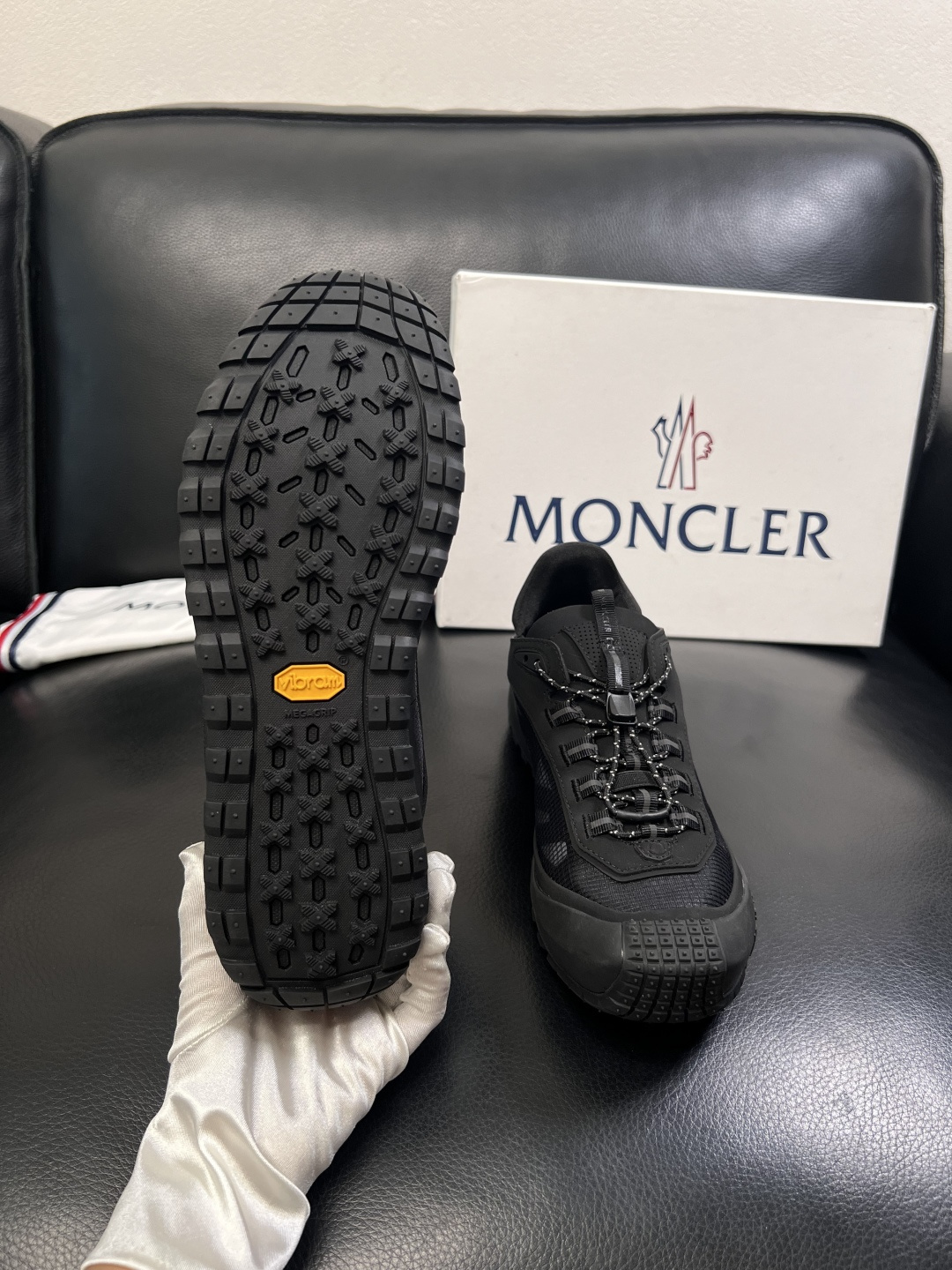 MONCLER  高品质  顶级工艺品   蒙口 新品专柜新款，原厂配置意大利进口牛皮搭配面料，高品质复