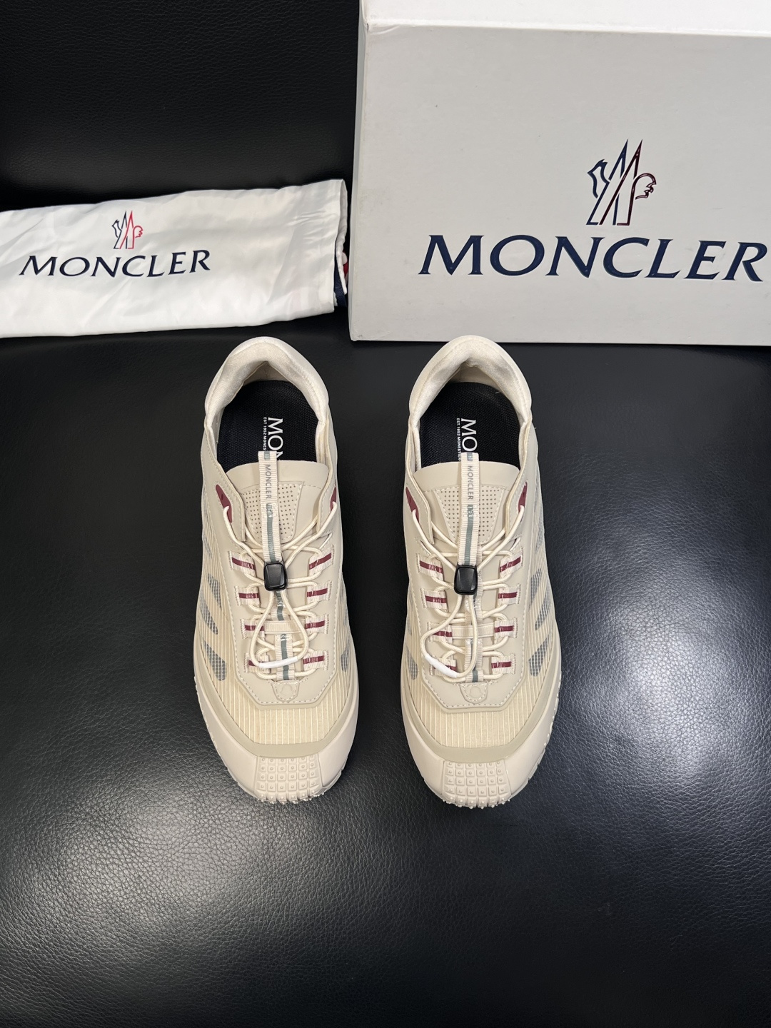 MONCLER  高品质  顶级工艺品   蒙口 新品专柜新款，原厂配置意大利进口牛皮搭配面料，高品质复