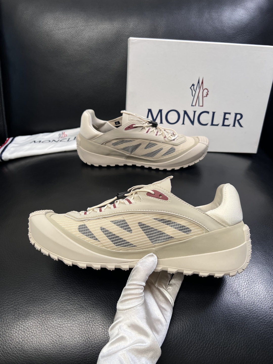 MONCLER  高品质  顶级工艺品   蒙口 新品专柜新款，原厂配置意大利进口牛皮搭配面料，高品质复