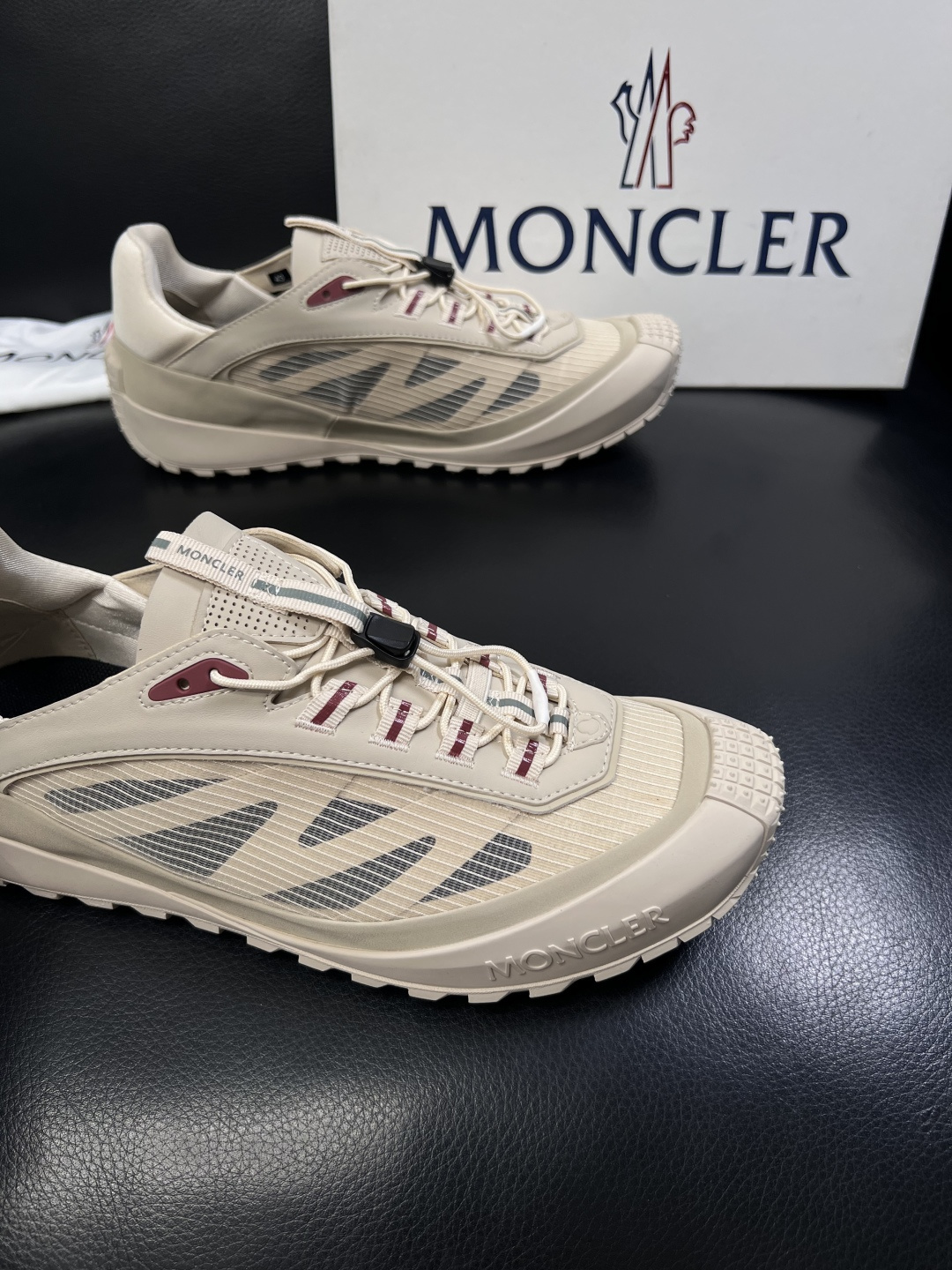 MONCLER  高品质  顶级工艺品   蒙口 新品专柜新款，原厂配置意大利进口牛皮搭配面料，高品质复