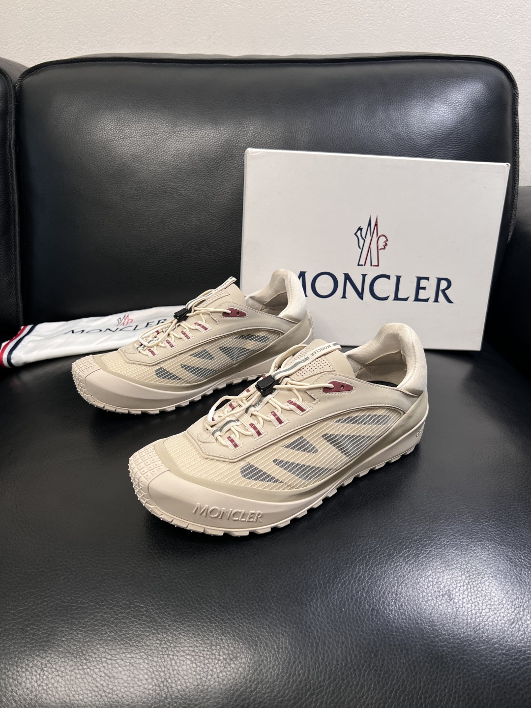 MONCLER  高品质  顶级工艺品   蒙口 新品专柜新款，原厂配置意大利进口牛皮搭配面料，高品质复