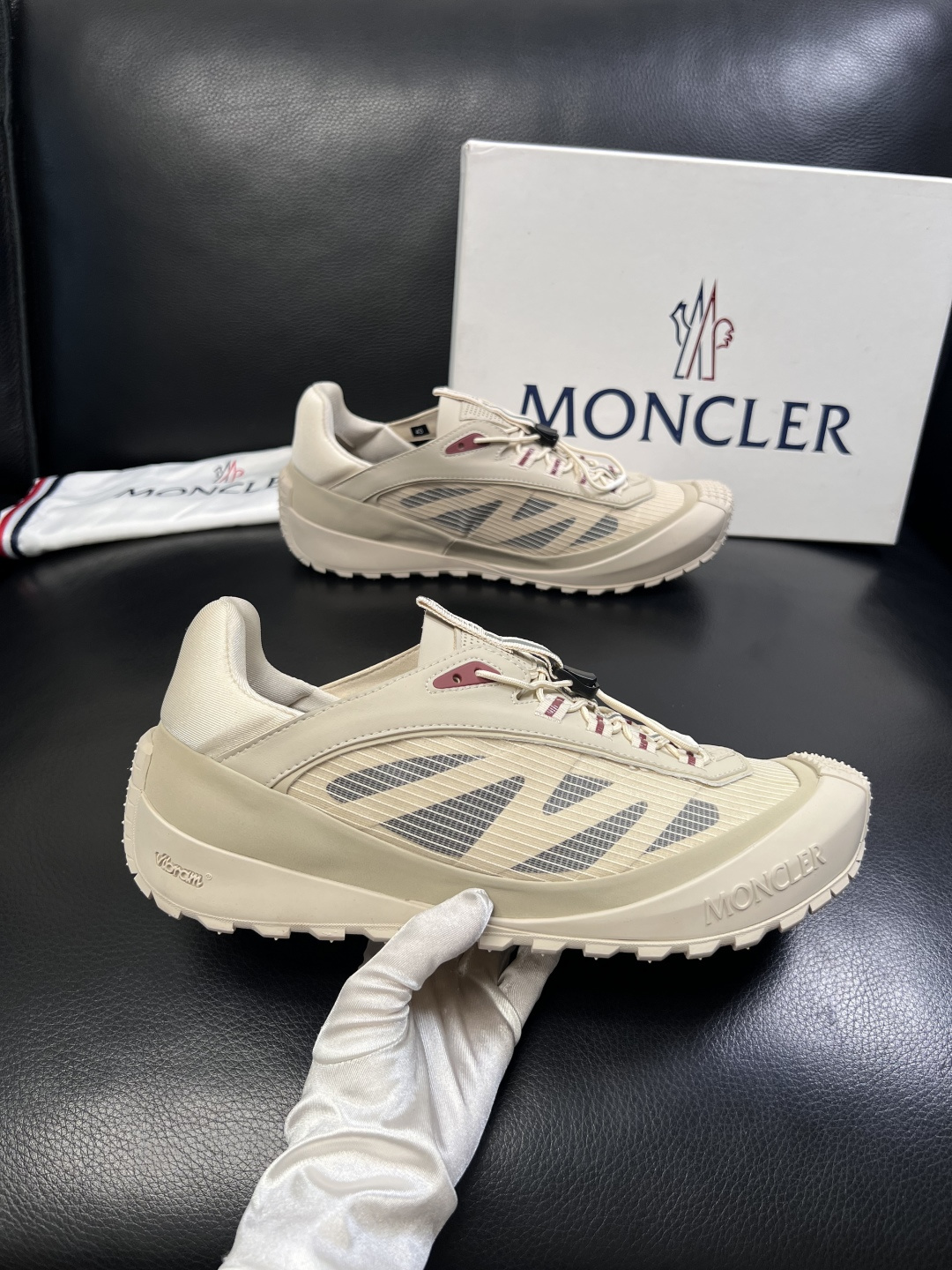 MONCLER  高品质  顶级工艺品   蒙口 新品专柜新款，原厂配置意大利进口牛皮搭配面料，高品质复