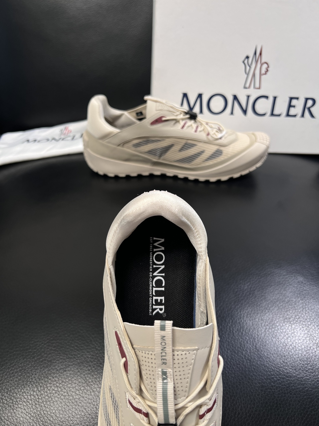 MONCLER  高品质  顶级工艺品   蒙口 新品专柜新款，原厂配置意大利进口牛皮搭配面料，高品质复