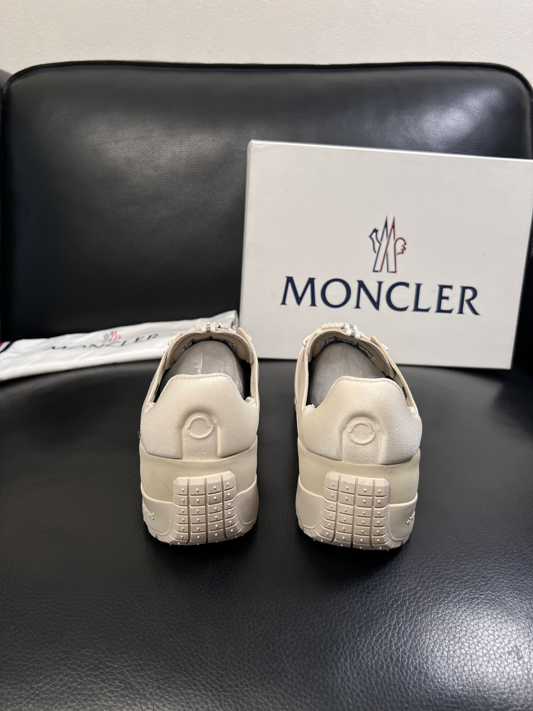 MONCLER  高品质  顶级工艺品   蒙口 新品专柜新款，原厂配置意大利进口牛皮搭配面料，高品质复