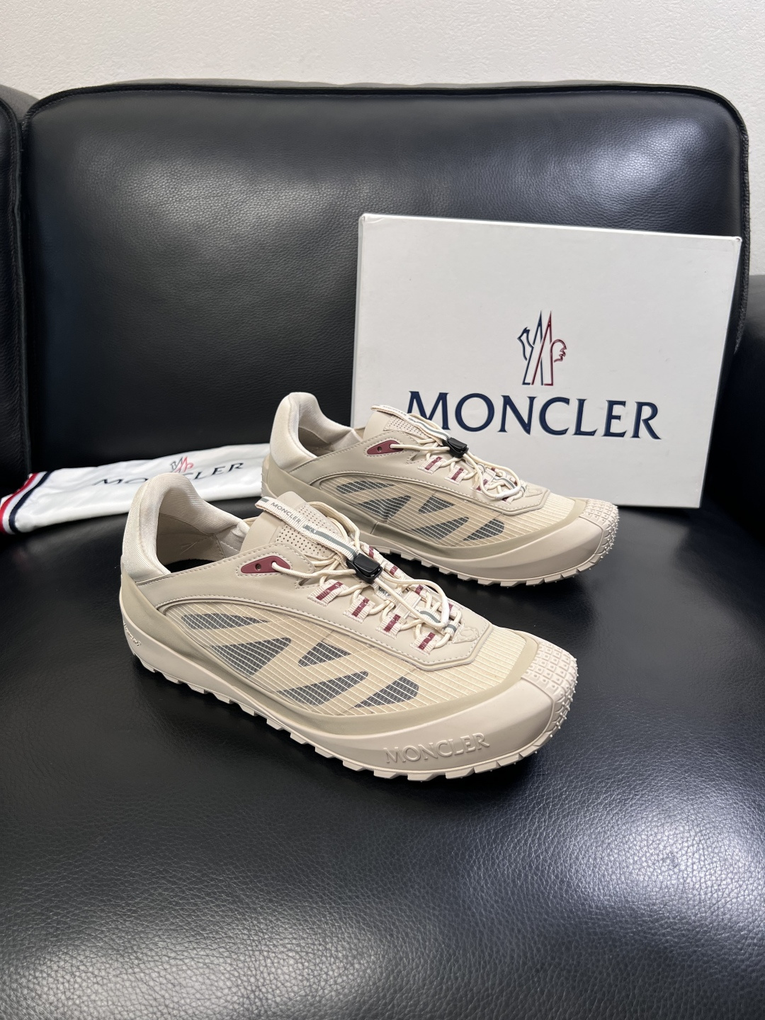 MONCLER  高品质  顶级工艺品   蒙口 新品专柜新款，原厂配置意大利进口牛皮搭配面料，高品质复