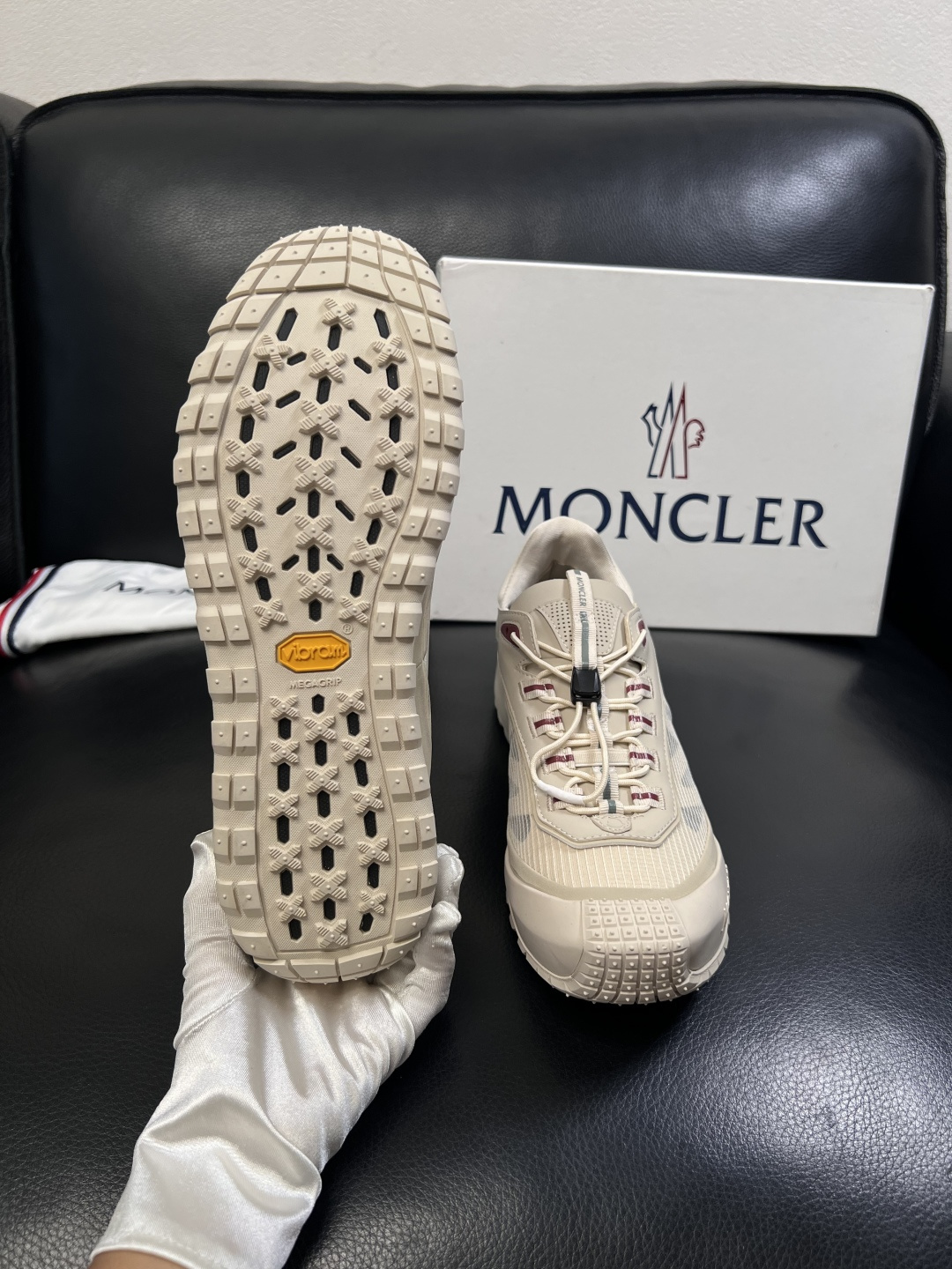 MONCLER  高品质  顶级工艺品   蒙口 新品专柜新款，原厂配置意大利进口牛皮搭配面料，高品质复