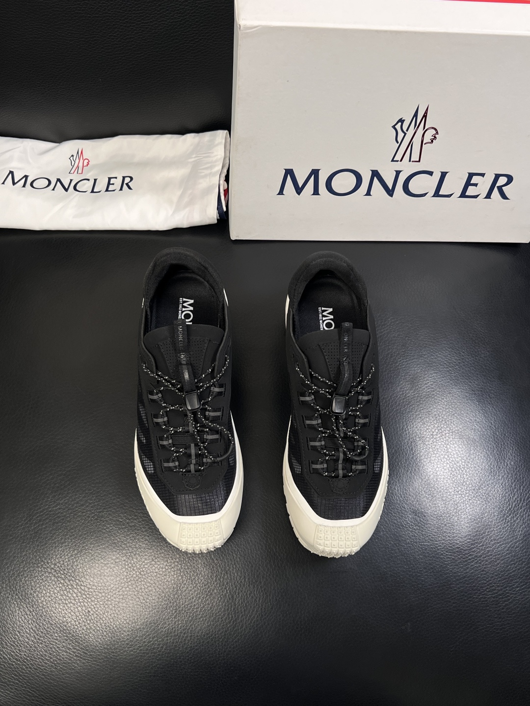 MONCLER  高品质  顶级工艺品   蒙口 新品专柜新款，原厂配置意大利进口牛皮搭配面料，高品质复