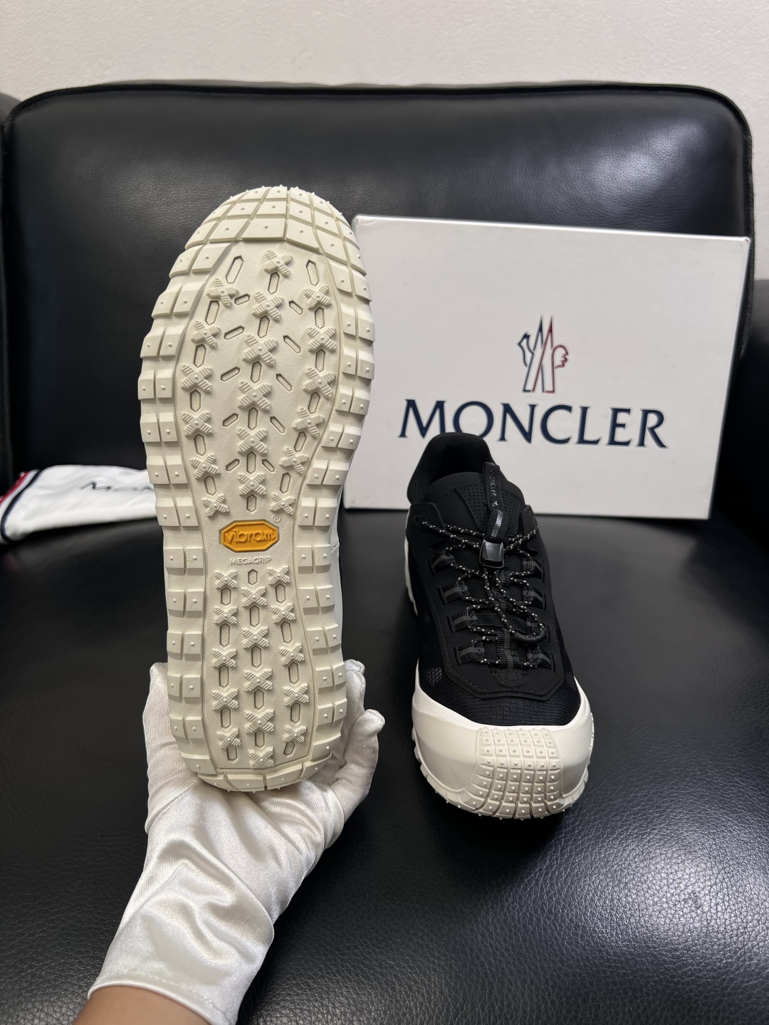 MONCLER  高品质  顶级工艺品   蒙口 新品专柜新款，原厂配置意大利进口牛皮搭配面料，高品质复