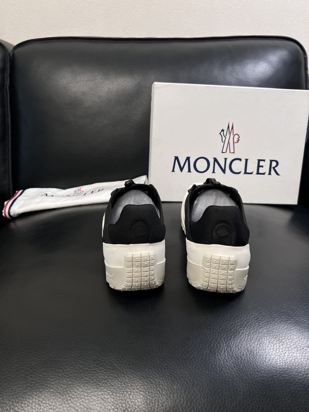 MONCLER  高品质  顶级工艺品   蒙口 新品专柜新款，原厂配置意大利进口牛皮搭配面料，高品质复