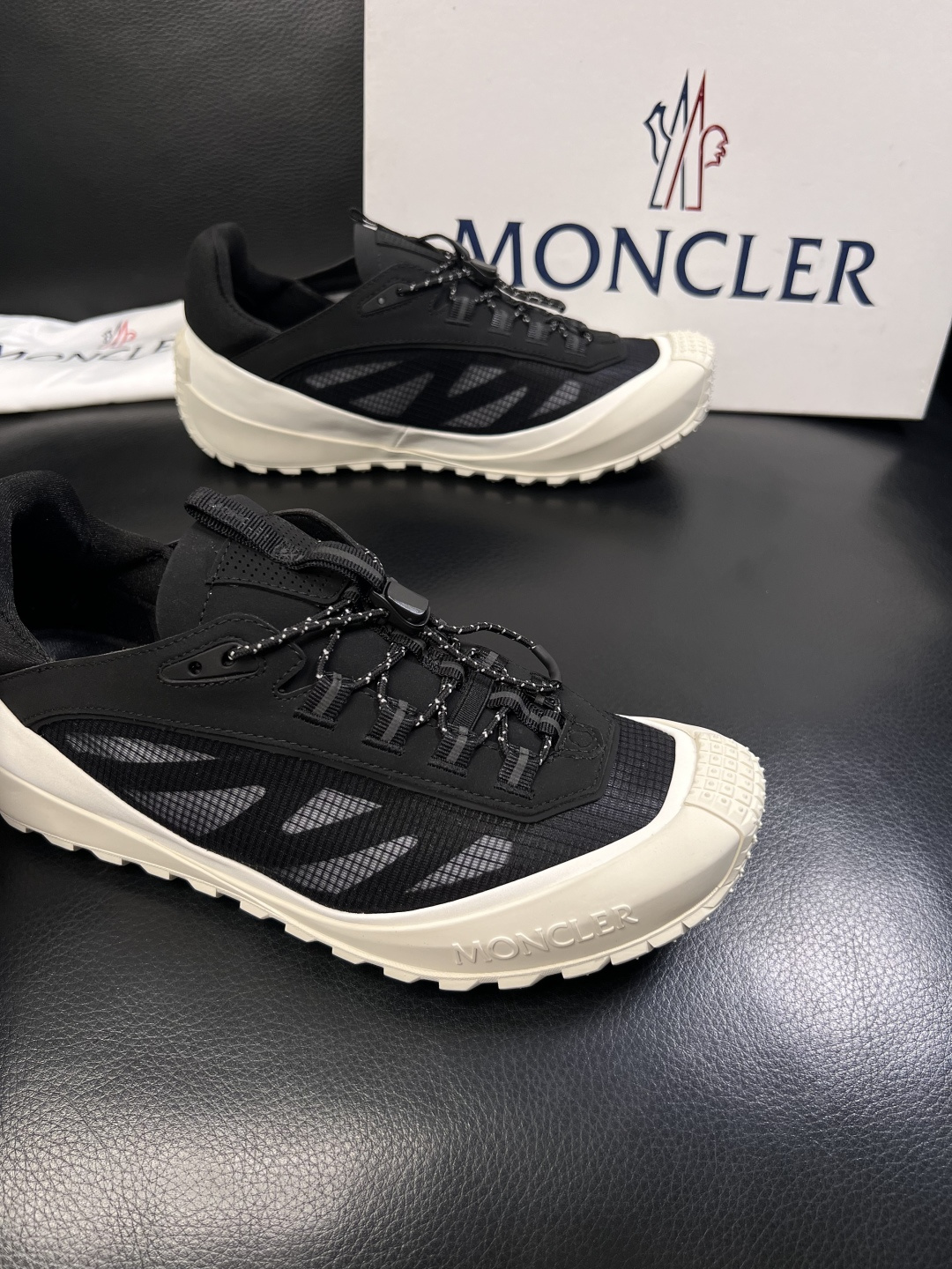 MONCLER  高品质  顶级工艺品   蒙口 新品专柜新款，原厂配置意大利进口牛皮搭配面料，高品质复