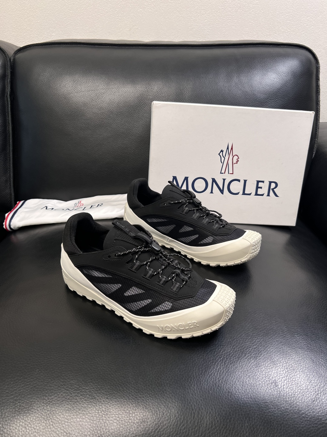MONCLER  高品质  顶级工艺品   蒙口 新品专柜新款，原厂配置意大利进口牛皮搭配面料，高品质复