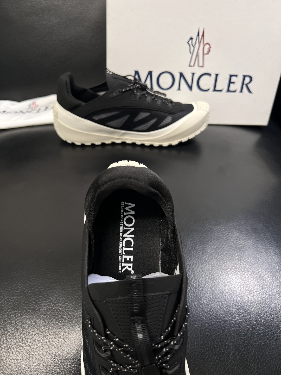 MONCLER  高品质  顶级工艺品   蒙口 新品专柜新款，原厂配置意大利进口牛皮搭配面料，高品质复