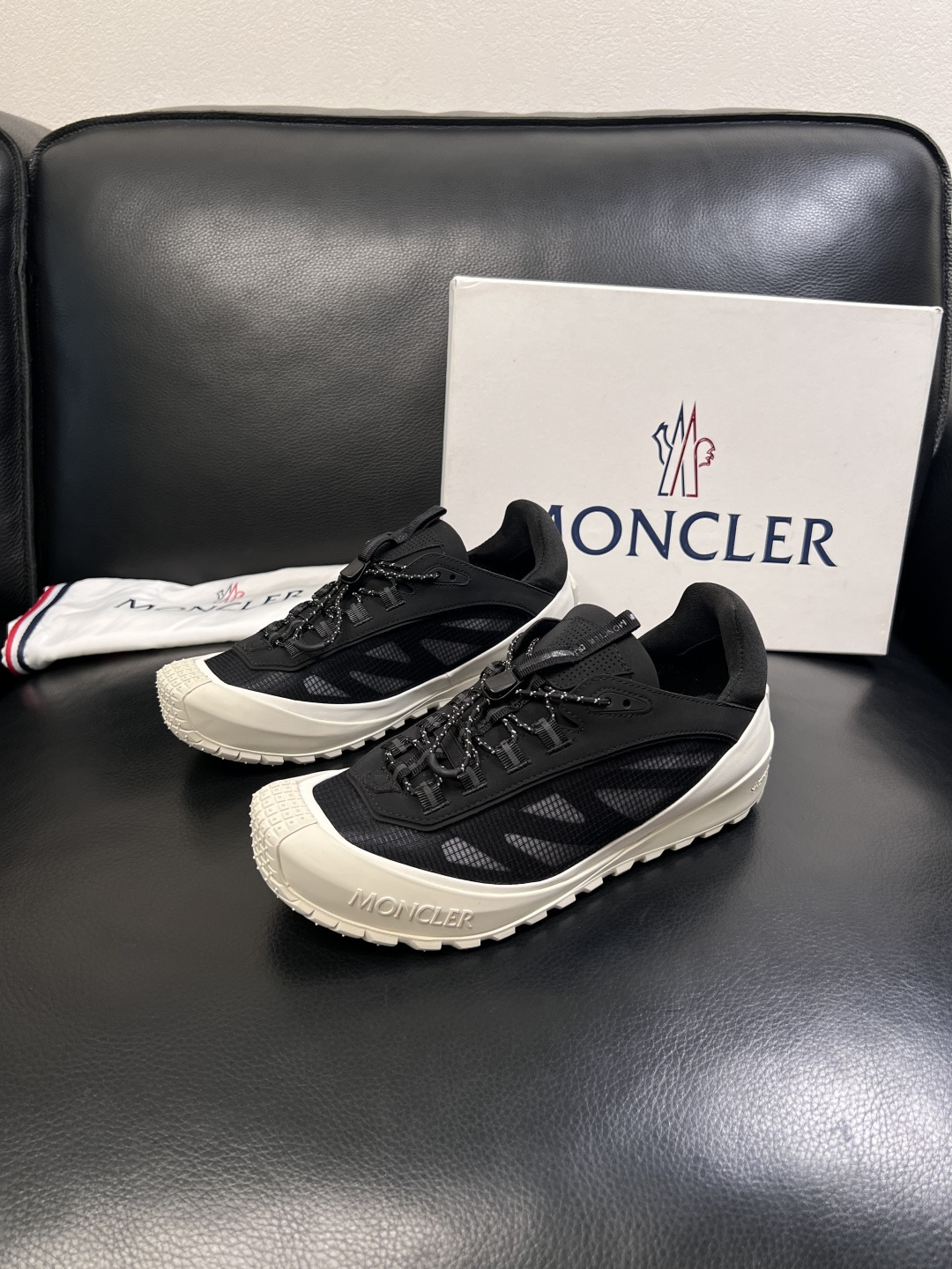 MONCLER  高品质  顶级工艺品   蒙口 新品专柜新款，原厂配置意大利进口牛皮搭配面料，高品质复