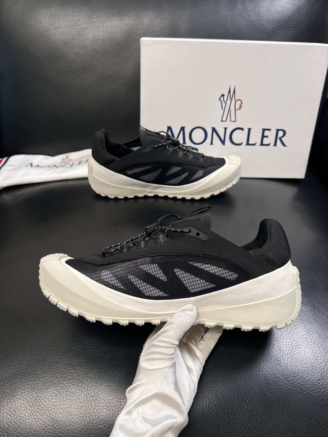 MONCLER  高品质  顶级工艺品   蒙口 新品专柜新款，原厂配置意大利进口牛皮搭配面料，高品质复