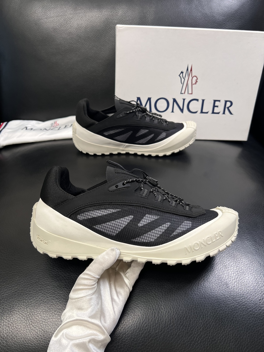 MONCLER  高品质  顶级工艺品   蒙口 新品专柜新款，原厂配置意大利进口牛皮搭配面料，高品质复