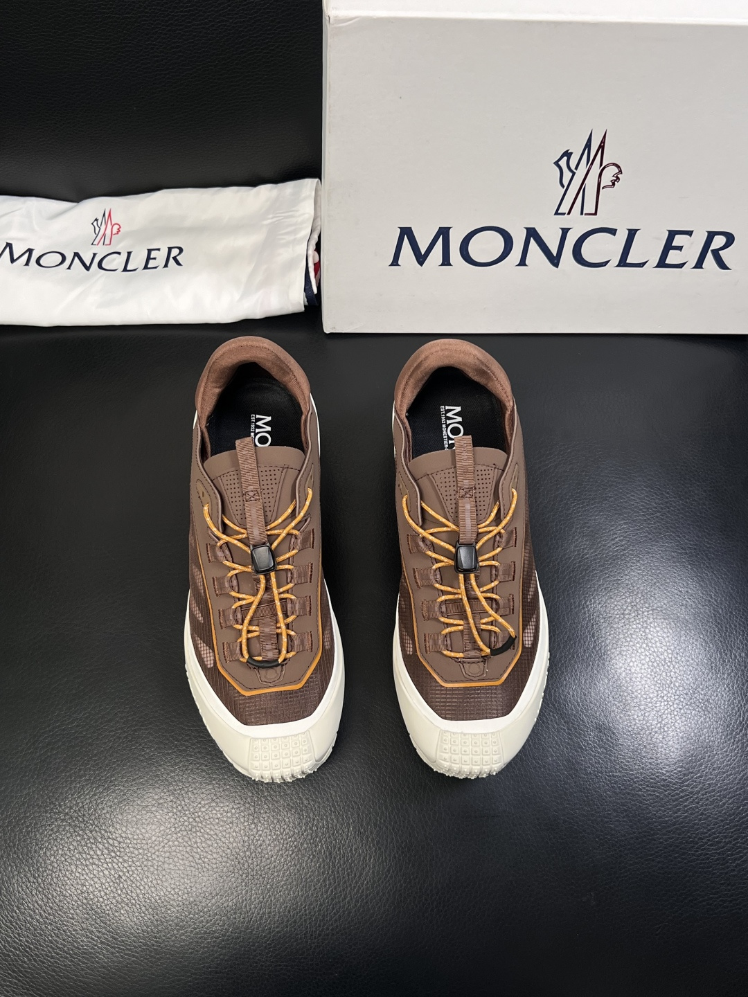 MONCLER  高品质  顶级工艺品   蒙口 新品专柜新款，原厂配置意大利进口牛皮搭配面料，高品质复