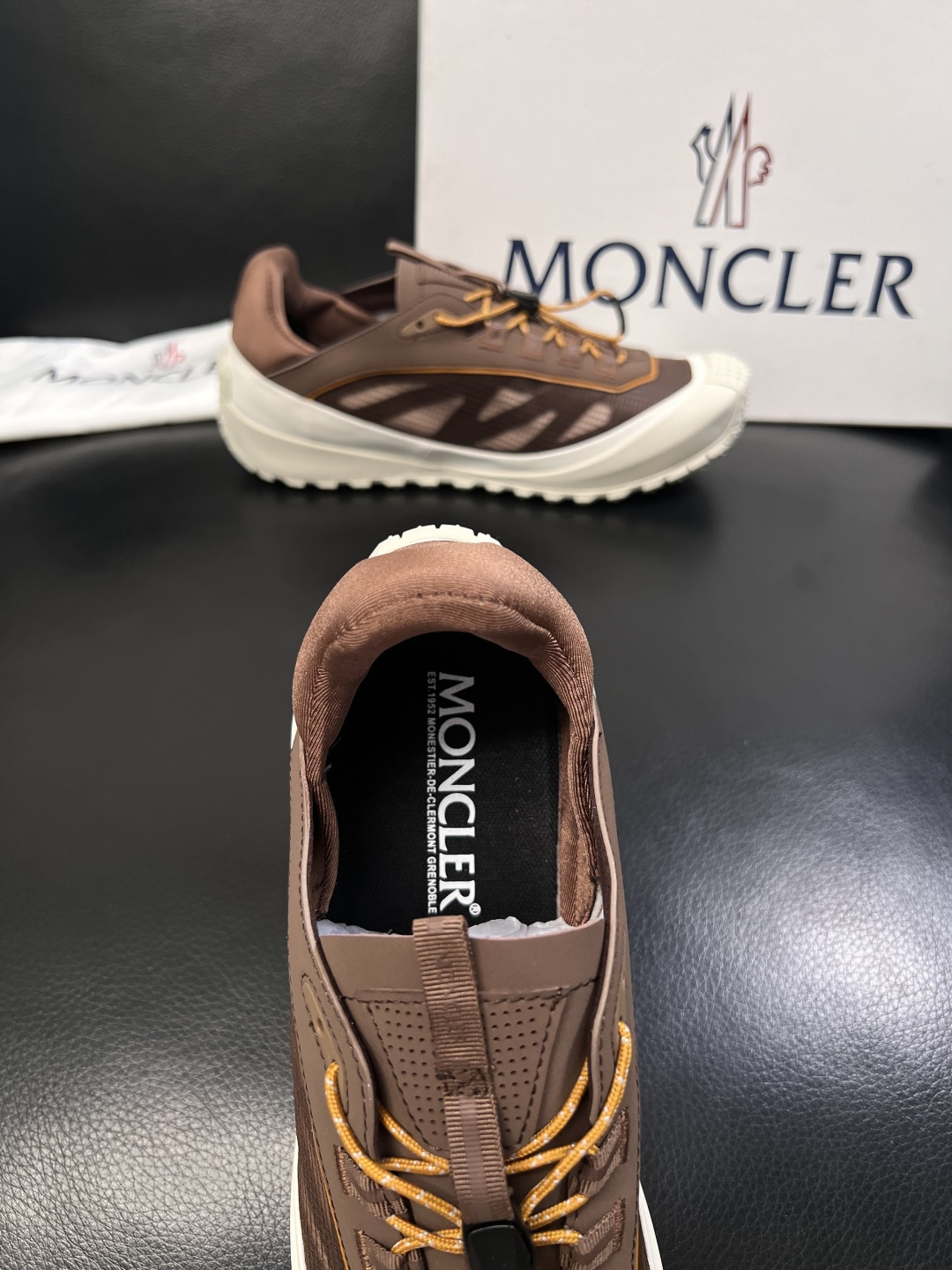 MONCLER  高品质  顶级工艺品   蒙口 新品专柜新款，原厂配置意大利进口牛皮搭配面料，高品质复