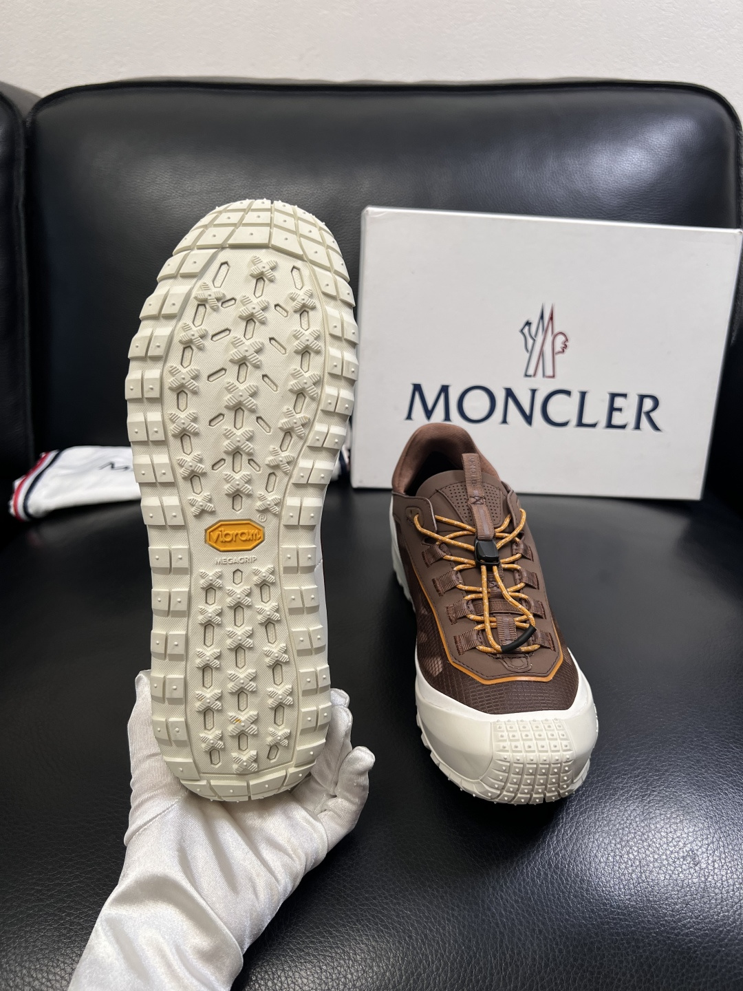 MONCLER  高品质  顶级工艺品   蒙口 新品专柜新款，原厂配置意大利进口牛皮搭配面料，高品质复