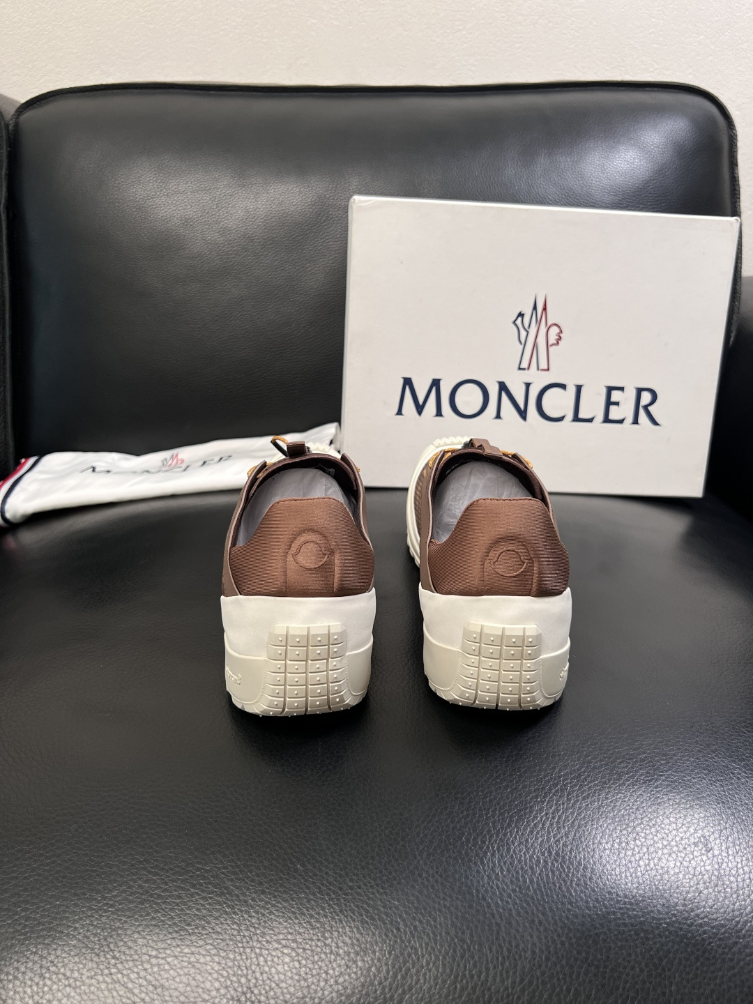 MONCLER  高品质  顶级工艺品   蒙口 新品专柜新款，原厂配置意大利进口牛皮搭配面料，高品质复
