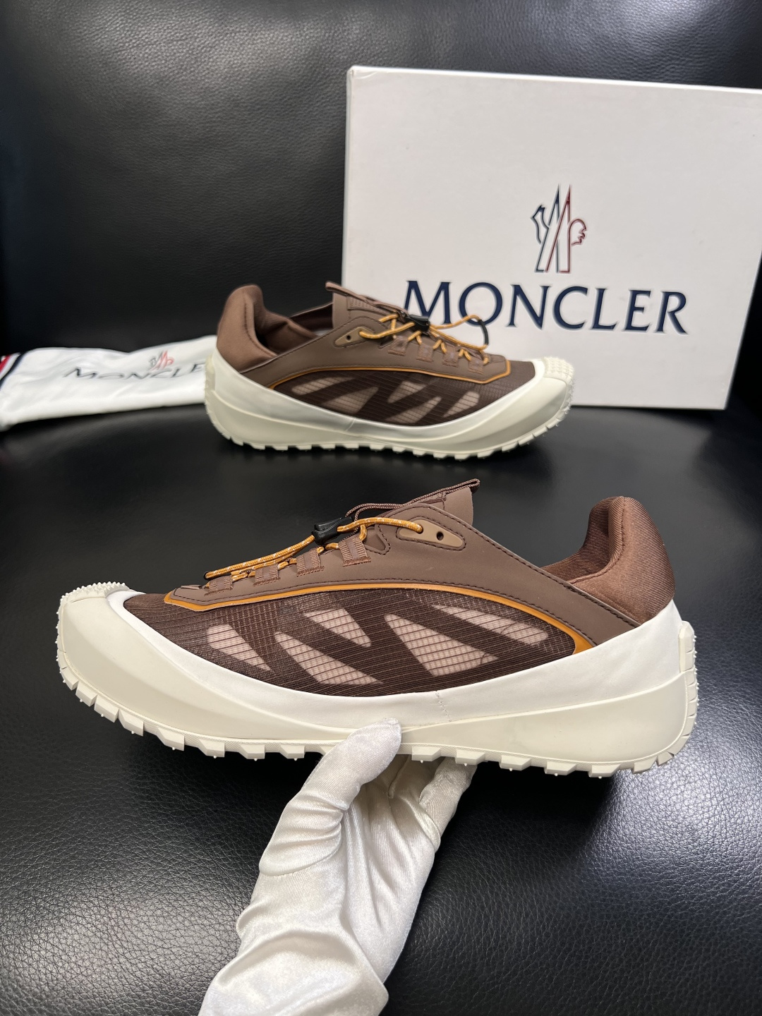 MONCLER  高品质  顶级工艺品   蒙口 新品专柜新款，原厂配置意大利进口牛皮搭配面料，高品质复