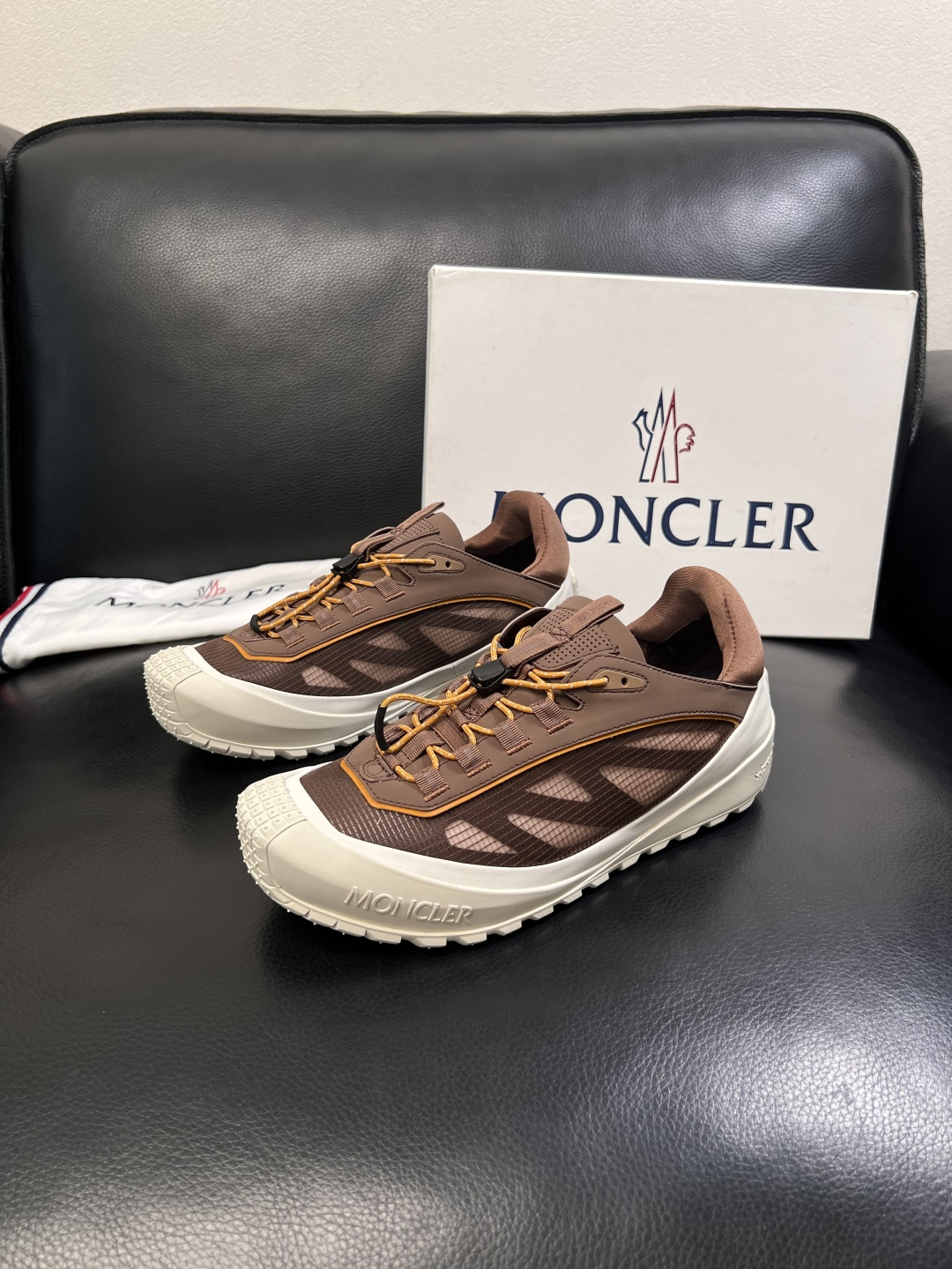 MONCLER  高品质  顶级工艺品   蒙口 新品专柜新款，原厂配置意大利进口牛皮搭配面料，高品质复