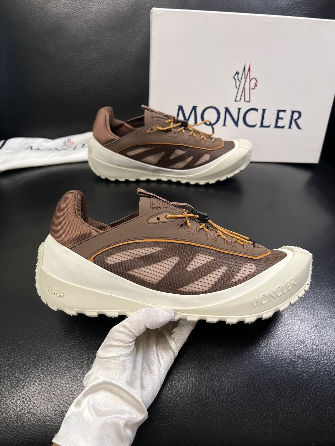 MONCLER  高品质  顶级工艺品   蒙口 新品专柜新款，原厂配置意大利进口牛皮搭配面料，高品质复