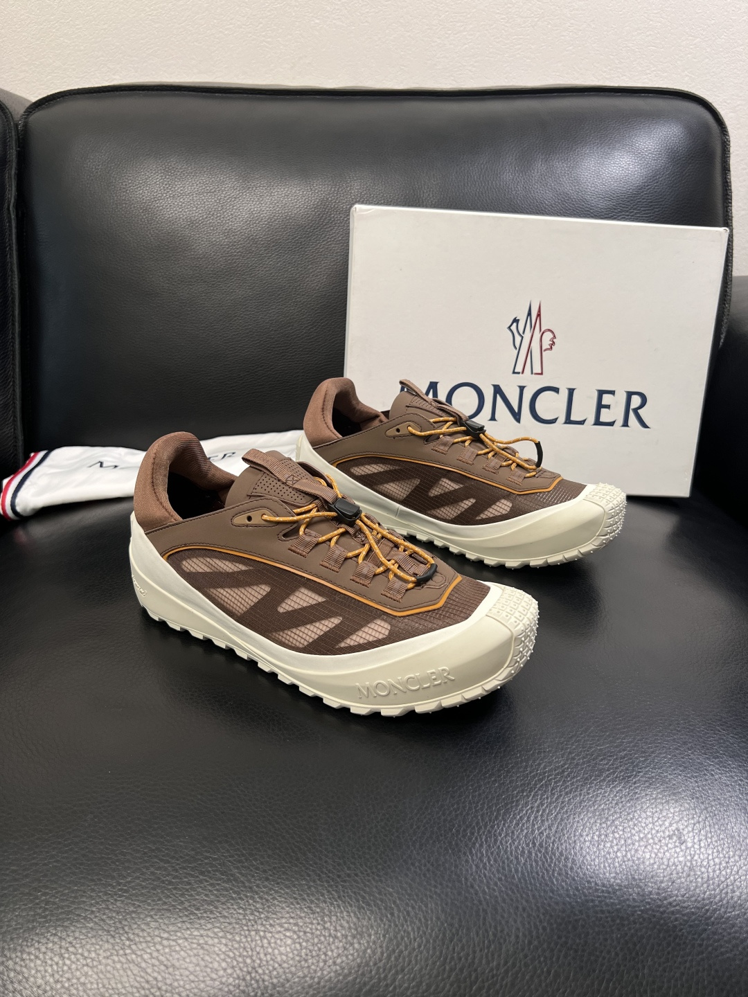 MONCLER  高品质  顶级工艺品   蒙口 新品专柜新款，原厂配置意大利进口牛皮搭配面料，高品质复