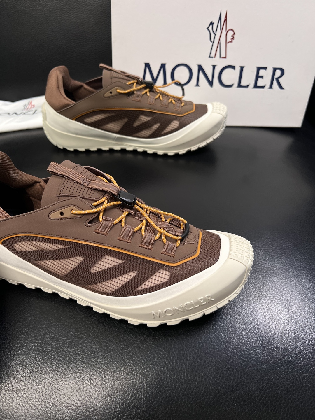 MONCLER  高品质  顶级工艺品   蒙口 新品专柜新款，原厂配置意大利进口牛皮搭配面料，高品质复