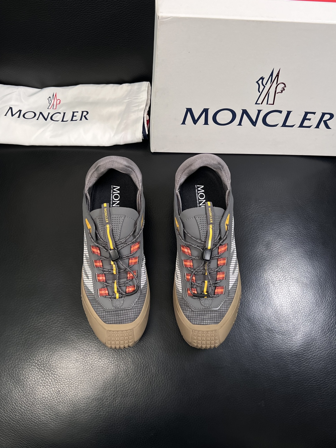 MONCLER  高品质  顶级工艺品   蒙口 新品专柜新款，原厂配置意大利进口牛皮搭配面料，高品质复