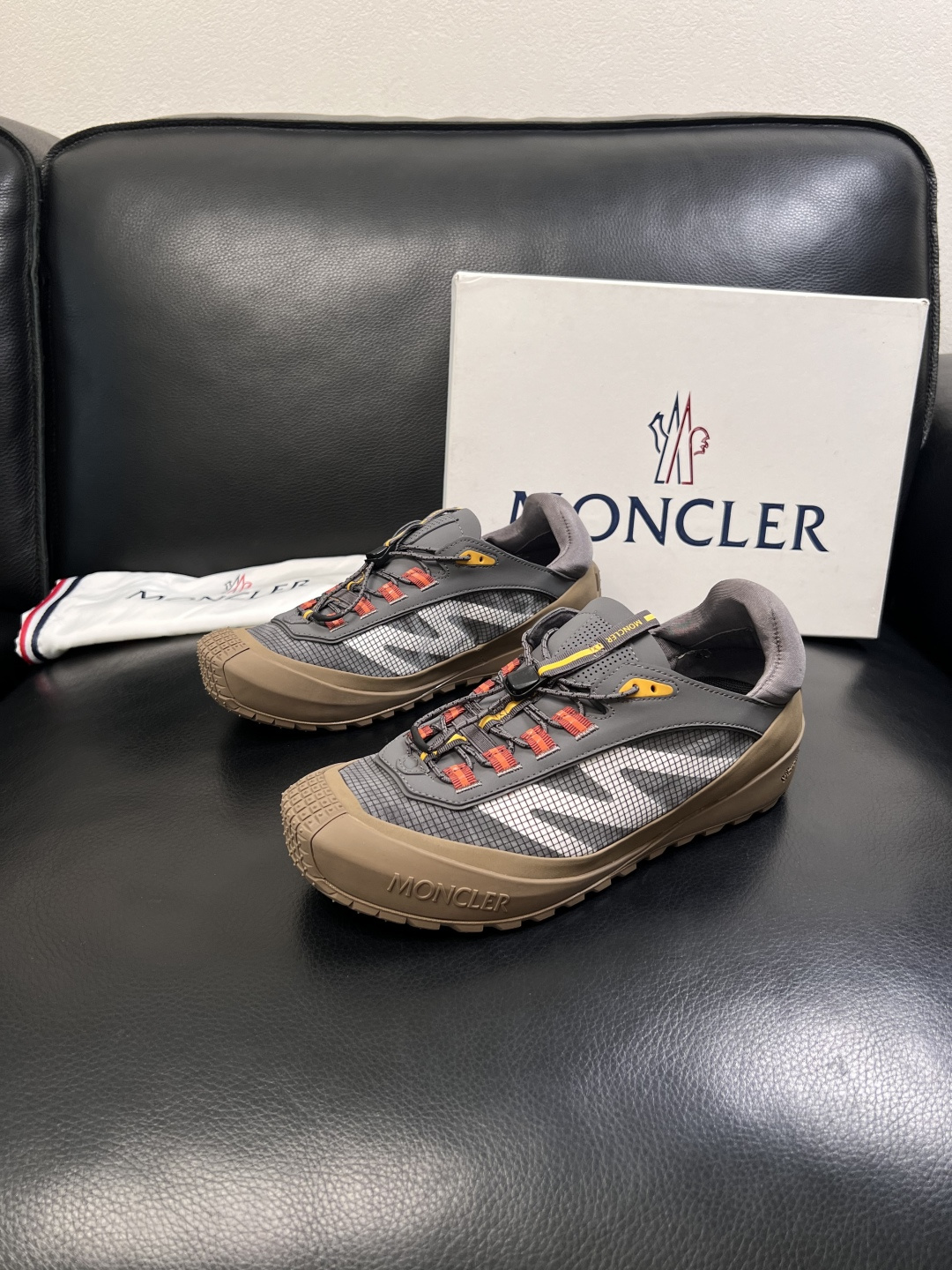 MONCLER  高品质  顶级工艺品   蒙口 新品专柜新款，原厂配置意大利进口牛皮搭配面料，高品质复