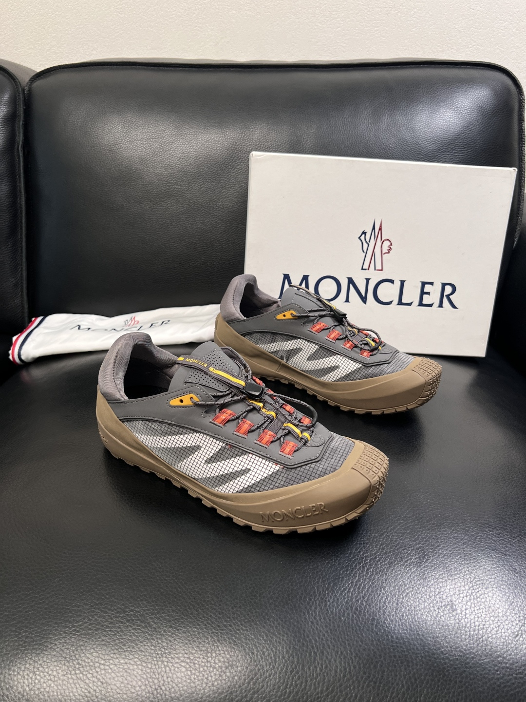 MONCLER  高品质  顶级工艺品   蒙口 新品专柜新款，原厂配置意大利进口牛皮搭配面料，高品质复