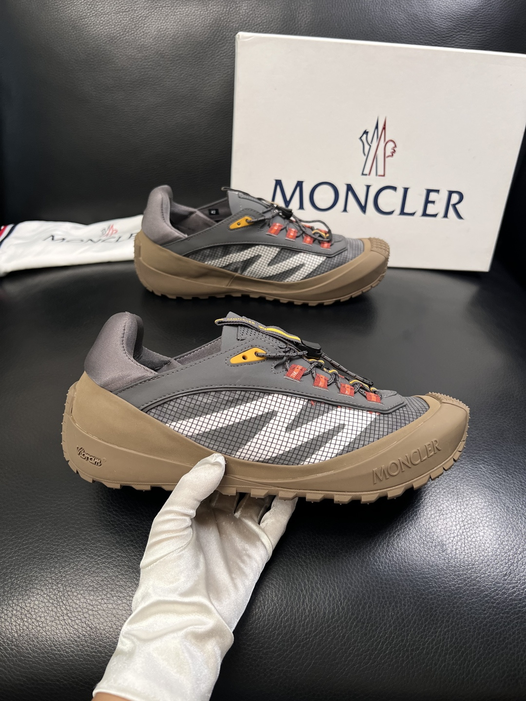 MONCLER  高品质  顶级工艺品   蒙口 新品专柜新款，原厂配置意大利进口牛皮搭配面料，高品质复