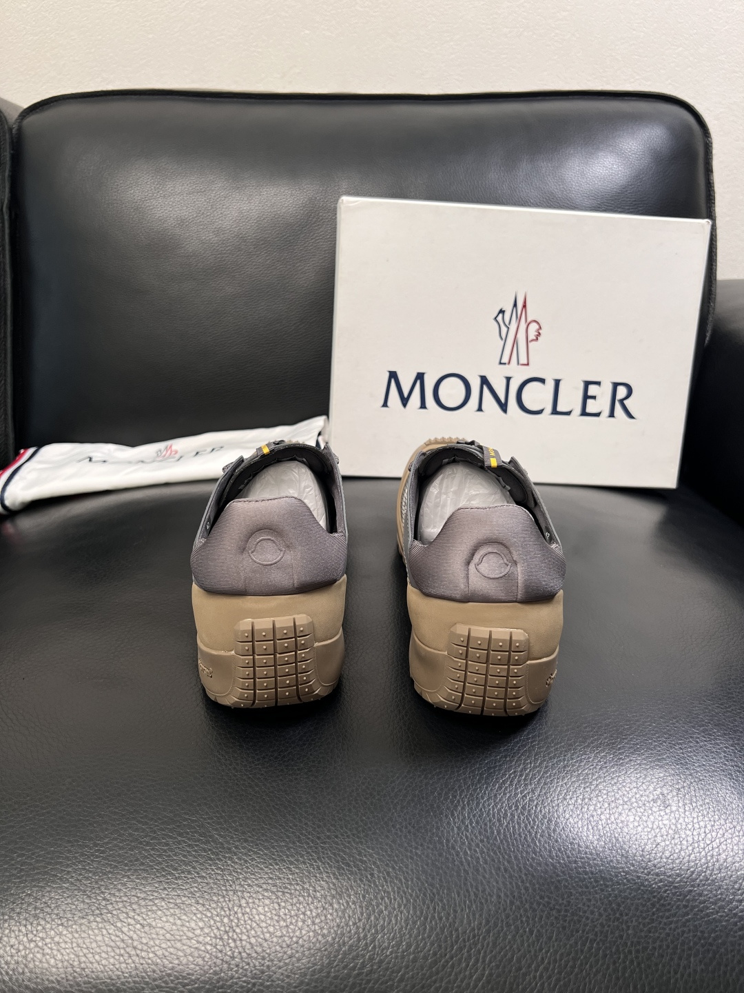 MONCLER  高品质  顶级工艺品   蒙口 新品专柜新款，原厂配置意大利进口牛皮搭配面料，高品质复