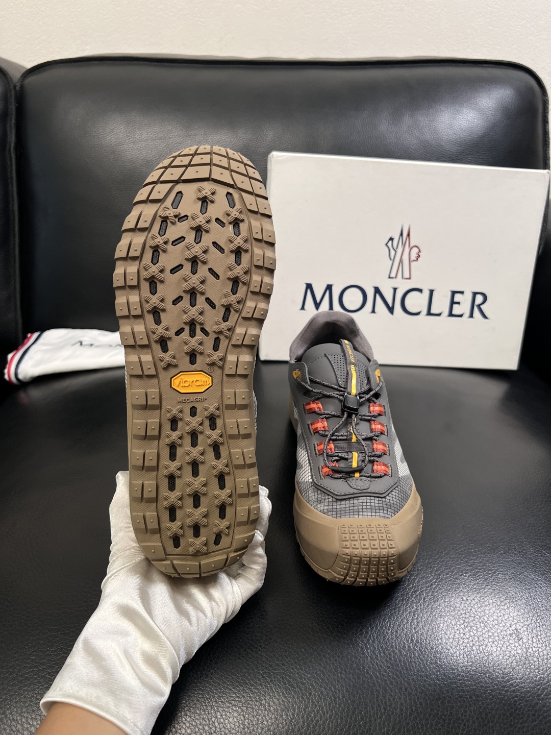 MONCLER  高品质  顶级工艺品   蒙口 新品专柜新款，原厂配置意大利进口牛皮搭配面料，高品质复