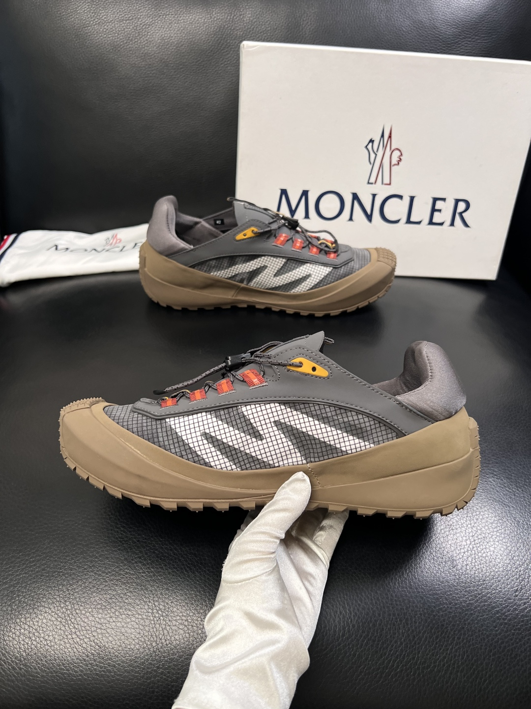 MONCLER  高品质  顶级工艺品   蒙口 新品专柜新款，原厂配置意大利进口牛皮搭配面料，高品质复