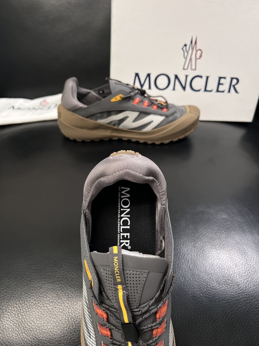 MONCLER  高品质  顶级工艺品   蒙口 新品专柜新款，原厂配置意大利进口牛皮搭配面料，高品质复