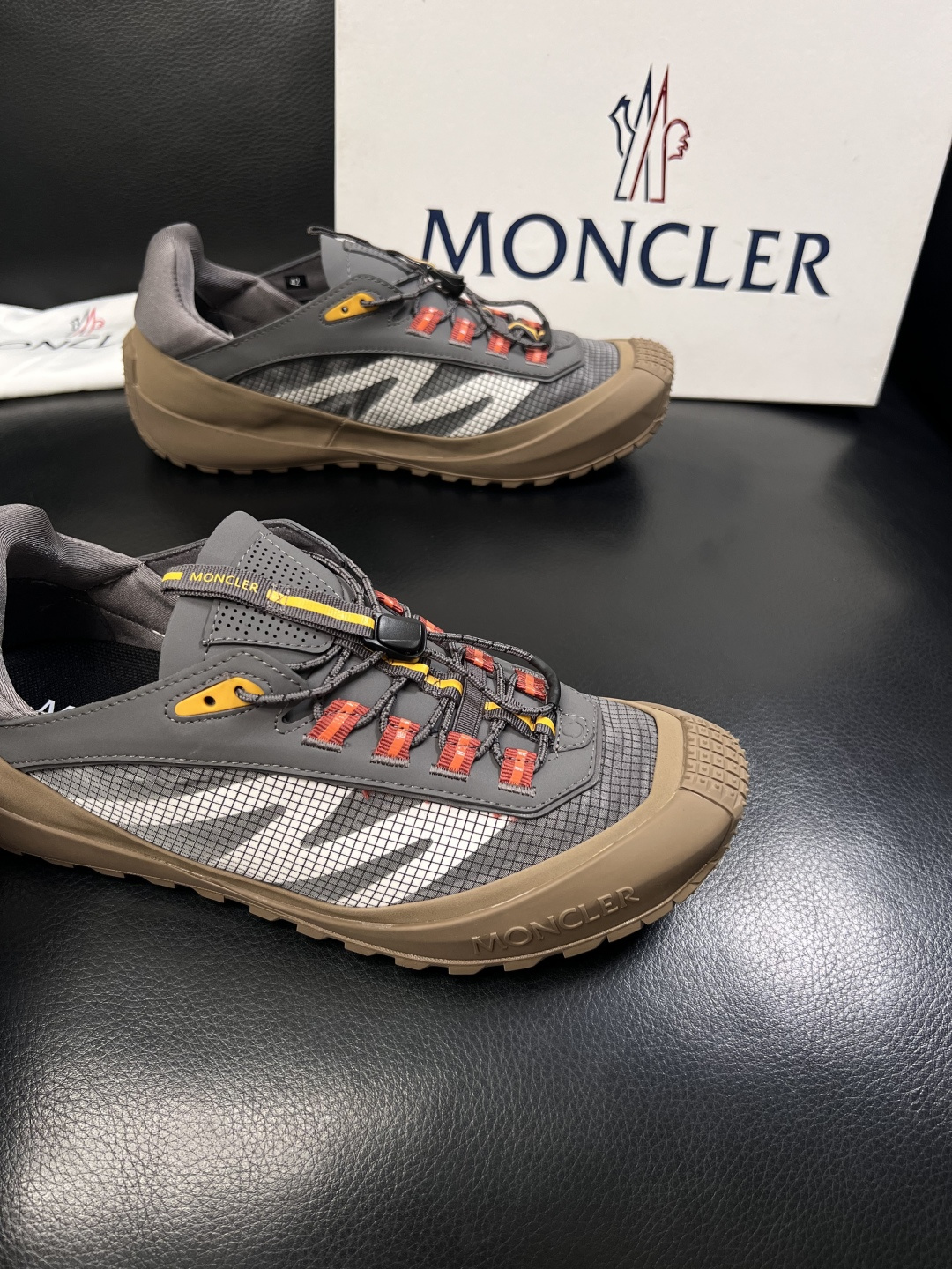 MONCLER  高品质  顶级工艺品   蒙口 新品专柜新款，原厂配置意大利进口牛皮搭配面料，高品质复