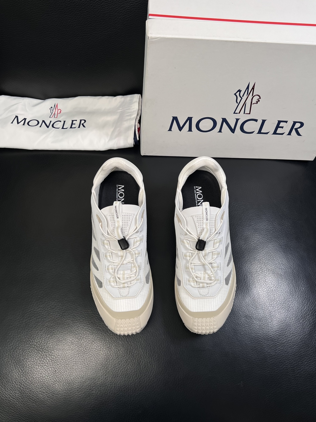 MONCLER  高品质  顶级工艺品   蒙口 新品专柜新款，原厂配置意大利进口牛皮搭配面料，高品质复
