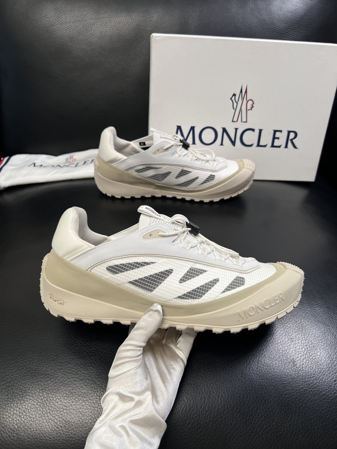 MONCLER  高品质  顶级工艺品   蒙口 新品专柜新款，原厂配置意大利进口牛皮搭配面料，高品质复