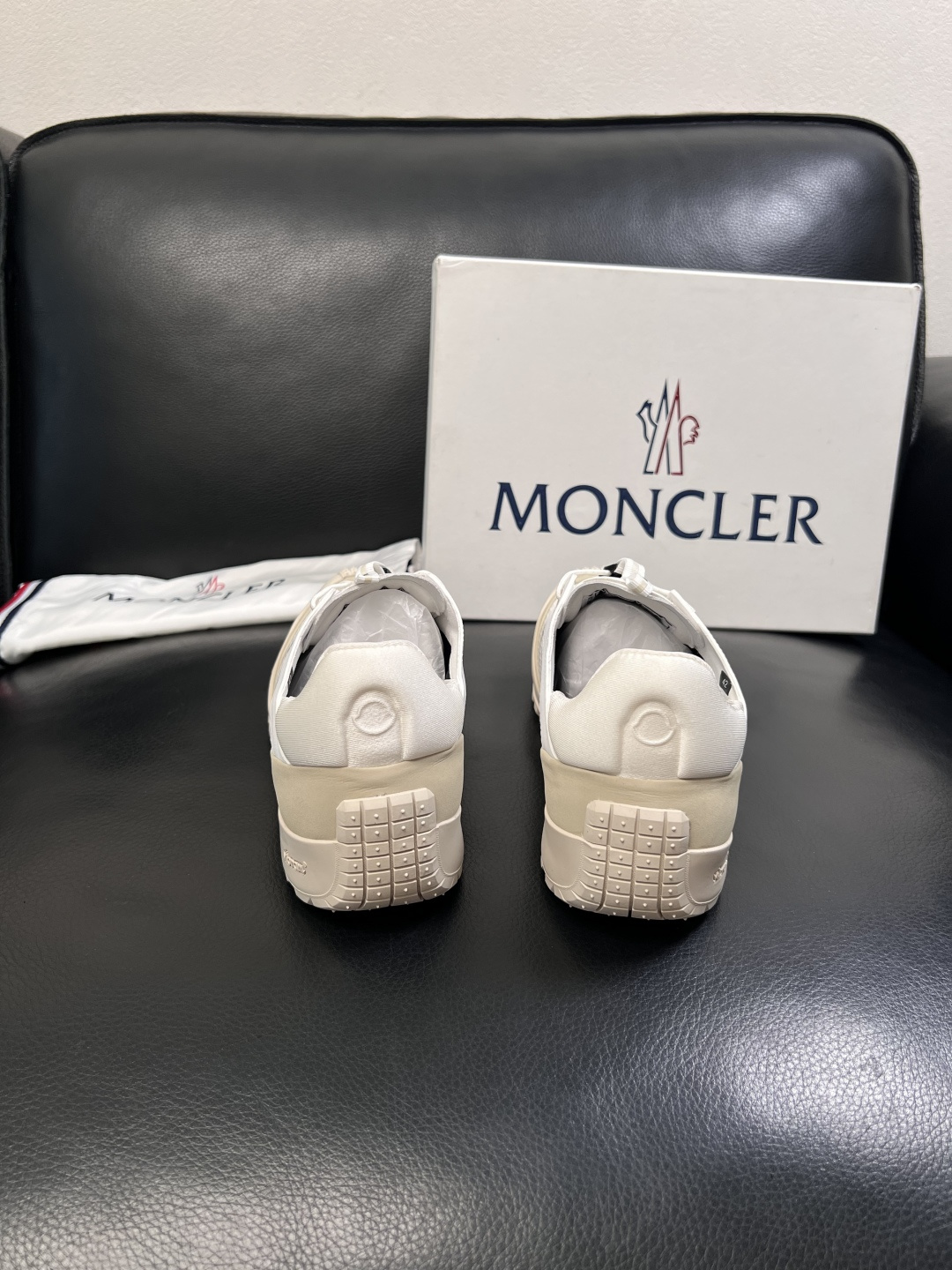 MONCLER  高品质  顶级工艺品   蒙口 新品专柜新款，原厂配置意大利进口牛皮搭配面料，高品质复
