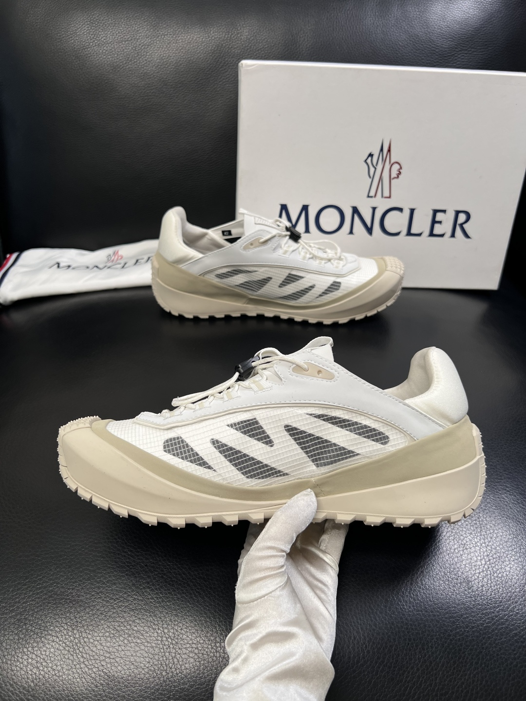 MONCLER  高品质  顶级工艺品   蒙口 新品专柜新款，原厂配置意大利进口牛皮搭配面料，高品质复