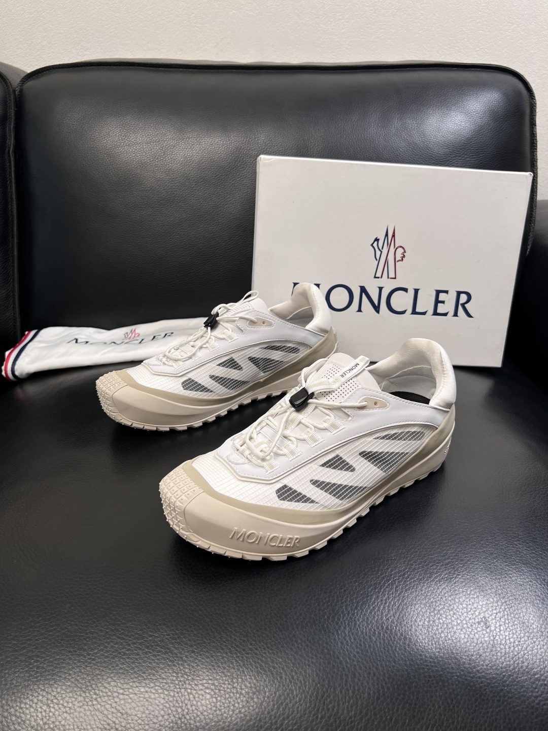 MONCLER  高品质  顶级工艺品   蒙口 新品专柜新款，原厂配置意大利进口牛皮搭配面料，高品质复