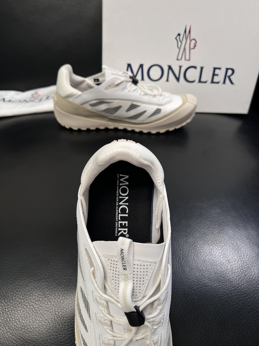 MONCLER  高品质  顶级工艺品   蒙口 新品专柜新款，原厂配置意大利进口牛皮搭配面料，高品质复