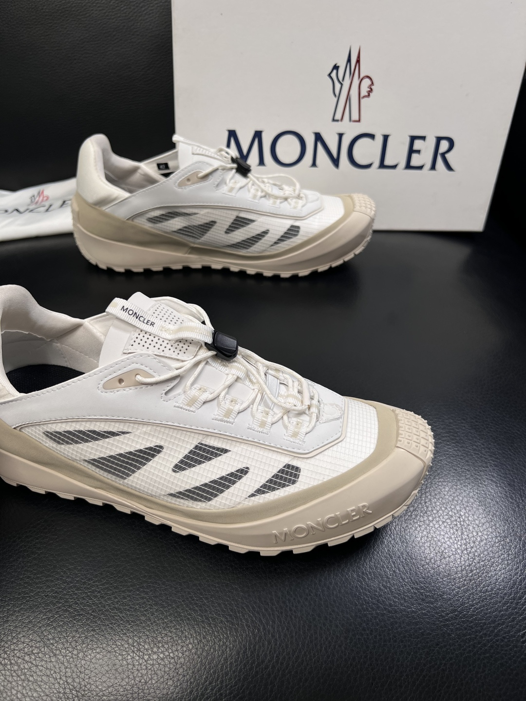 MONCLER  高品质  顶级工艺品   蒙口 新品专柜新款，原厂配置意大利进口牛皮搭配面料，高品质复