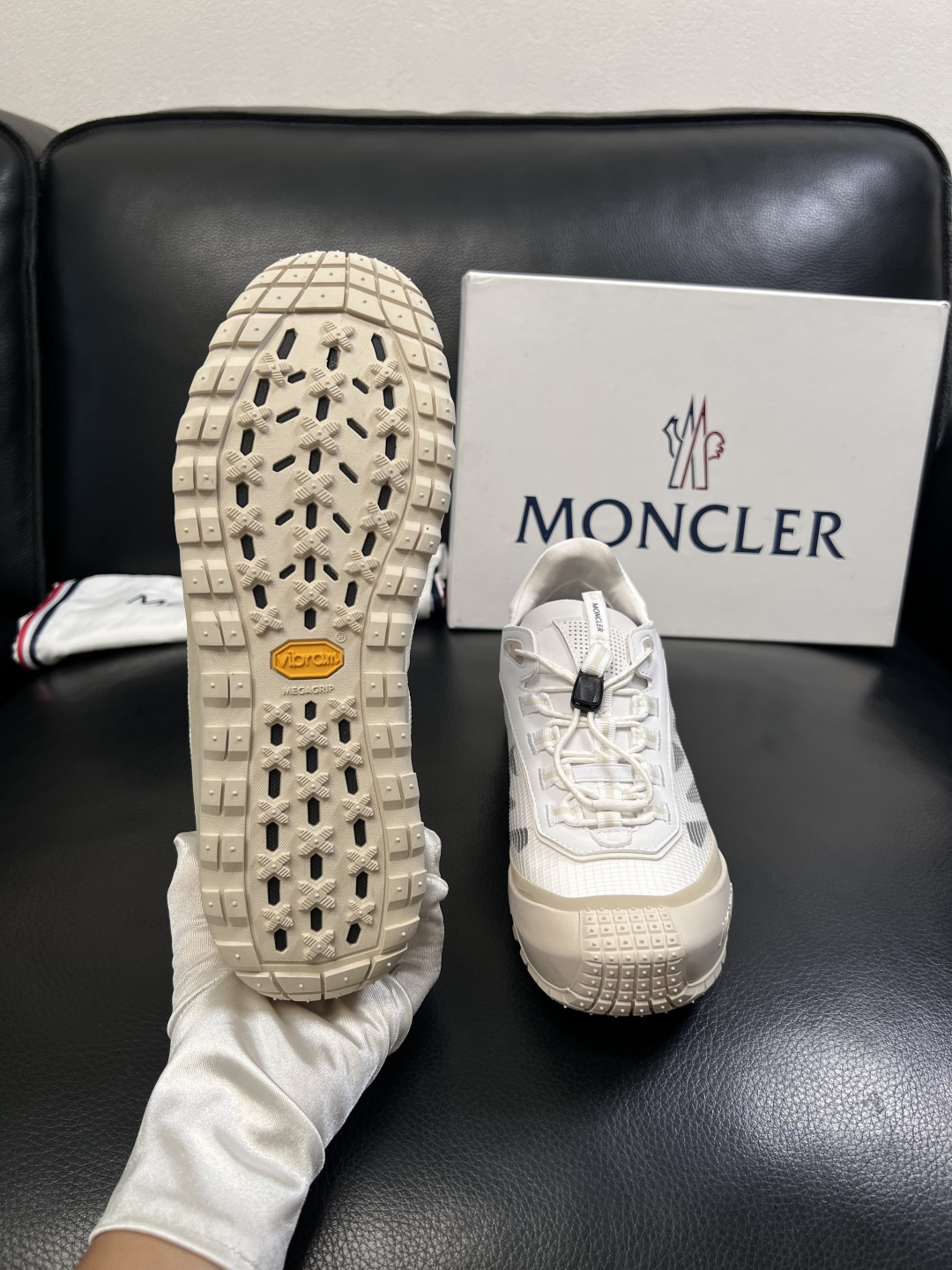 MONCLER  高品质  顶级工艺品   蒙口 新品专柜新款，原厂配置意大利进口牛皮搭配面料，高品质复