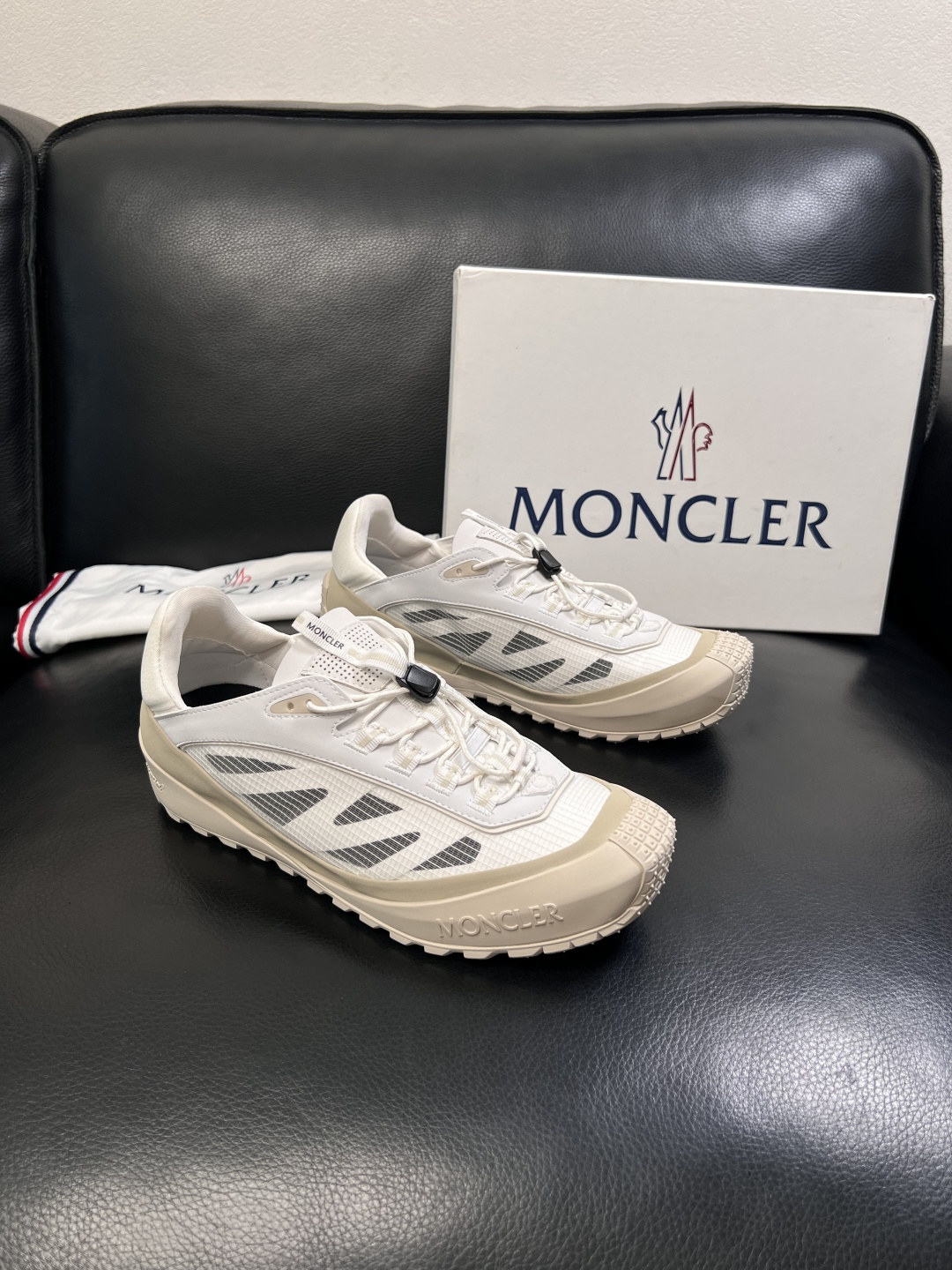 MONCLER  高品质  顶级工艺品   蒙口 新品专柜新款，原厂配置意大利进口牛皮搭配面料，高品质复