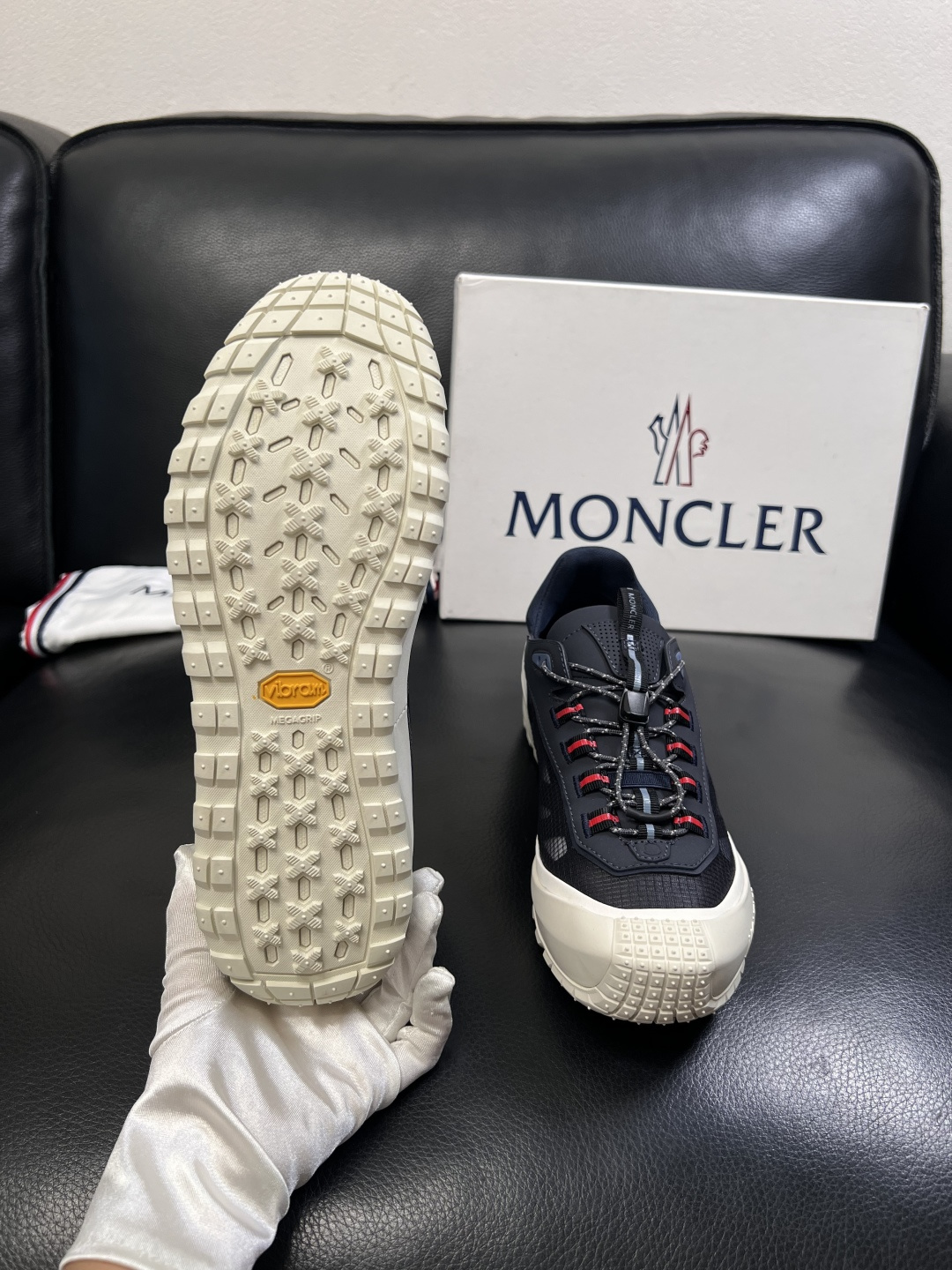 MONCLER  高品质  顶级工艺品   蒙口 新品专柜新款，原厂配置意大利进口牛皮搭配面料，高品质复
