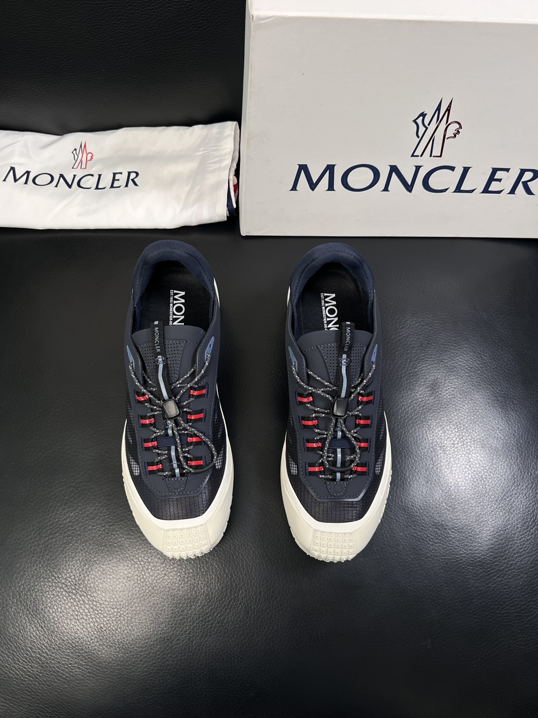 MONCLER  高品质  顶级工艺品   蒙口 新品专柜新款，原厂配置意大利进口牛皮搭配面料，高品质复