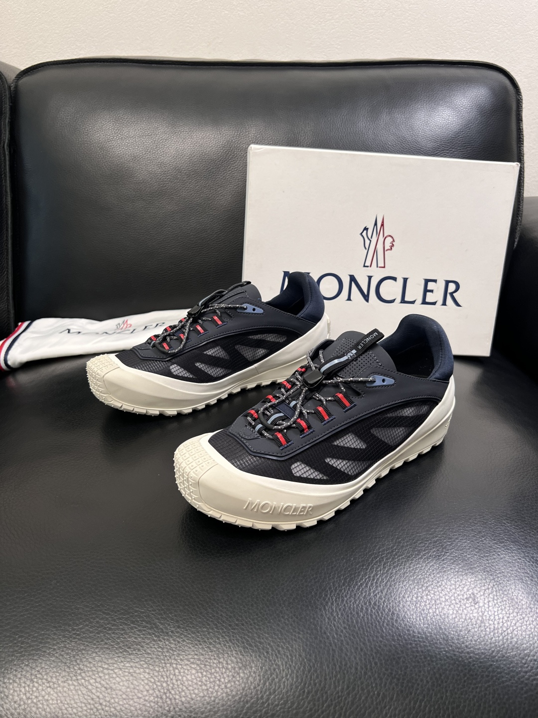 MONCLER  高品质  顶级工艺品   蒙口 新品专柜新款，原厂配置意大利进口牛皮搭配面料，高品质复
