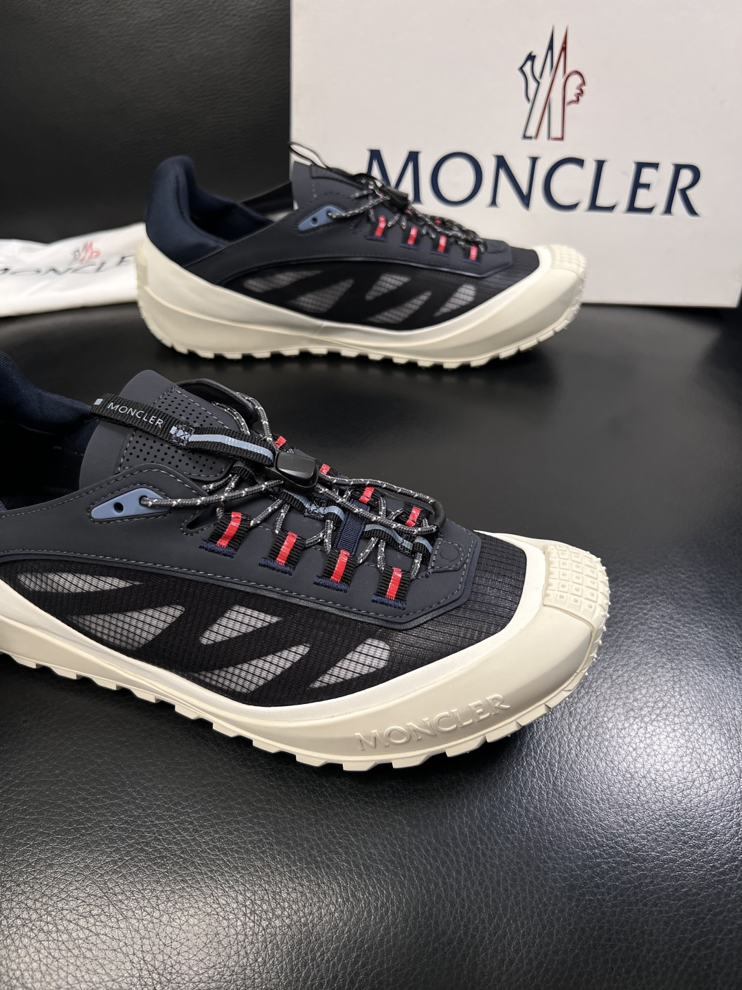 MONCLER  高品质  顶级工艺品   蒙口 新品专柜新款，原厂配置意大利进口牛皮搭配面料，高品质复